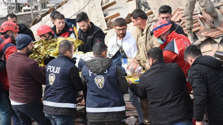 Malatya'da enkaz altında kalan baba kız sağ çıkarıldı