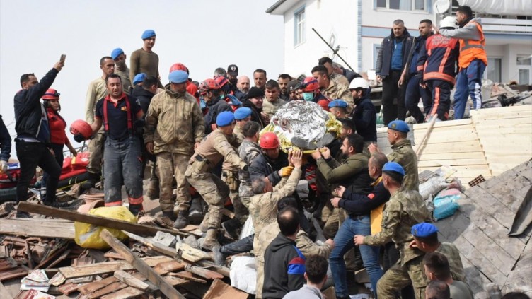 Malatya'da enkaz altında kalan baba kız sağ çıkarıldı