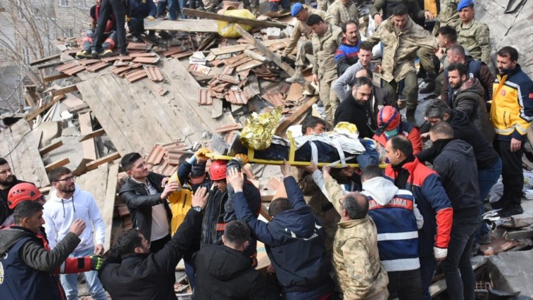 Malatya'da enkaz altında kalan baba kız sağ çıkarıldı