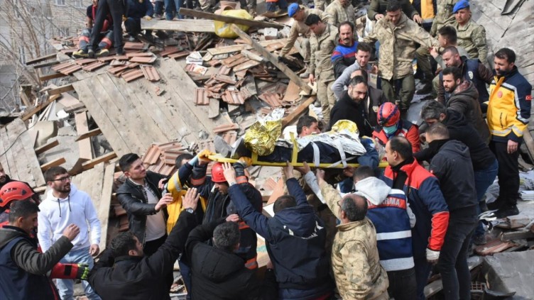 Malatya'da enkaz altında kalan baba kız sağ çıkarıldı