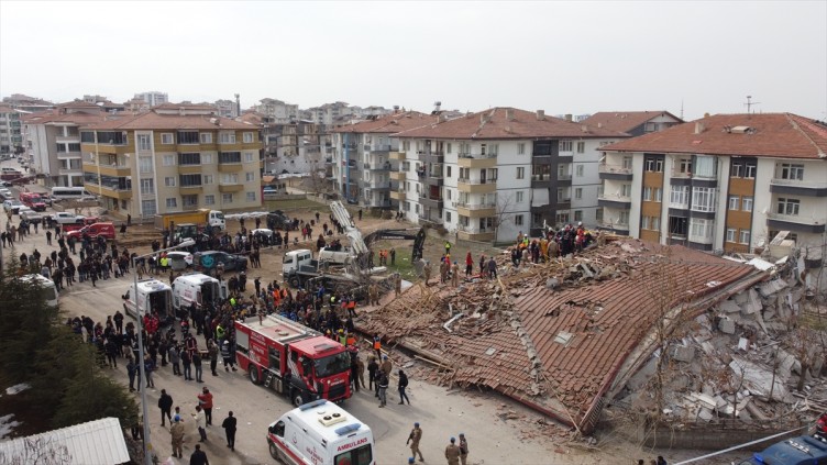 Malatya'da enkaz altında kalan baba kız sağ çıkarıldı