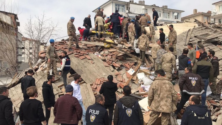 Malatya'da enkaz altında kalan baba kız sağ çıkarıldı