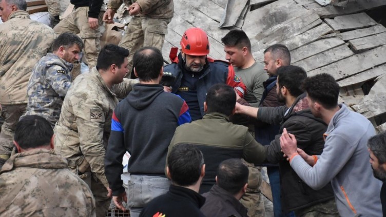 Malatya'da enkaz altında kalan baba kız sağ çıkarıldı