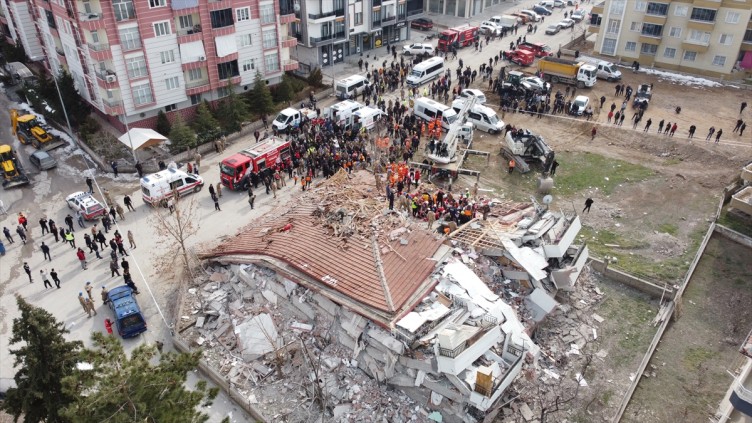 Malatya'da enkaz altında kalan baba kız sağ çıkarıldı