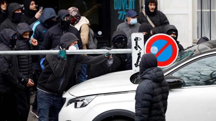 Fransa sokakları yeniden savaş alanına döndü