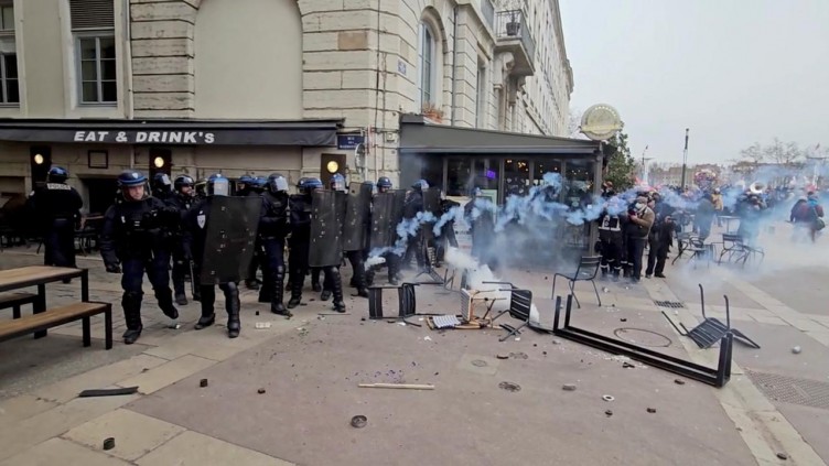 Fransa sokakları yeniden savaş alanına döndü