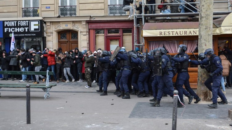 Fransa sokakları yeniden savaş alanına döndü