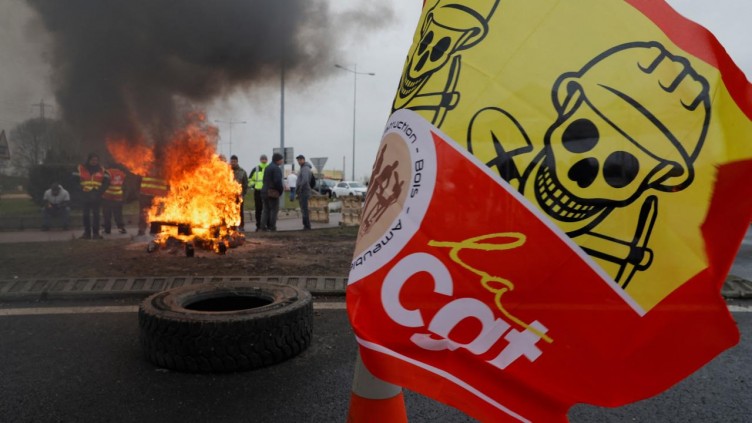 Fransa sokakları yeniden savaş alanına döndü