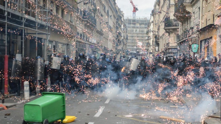 Fransa sokakları yeniden savaş alanına döndü