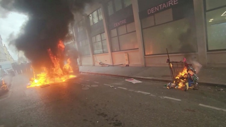 Fransa sokakları yeniden savaş alanına döndü