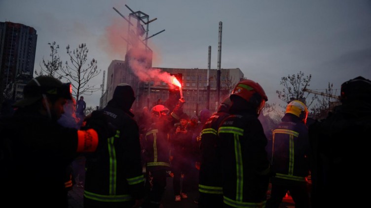 Fransa sokakları yeniden savaş alanına döndü