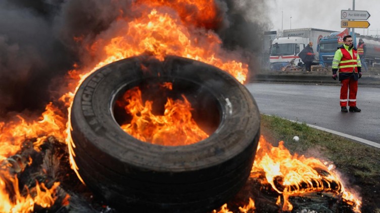 Fransa sokakları yeniden savaş alanına döndü
