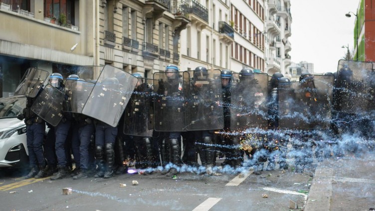 Fransa sokakları yeniden savaş alanına döndü