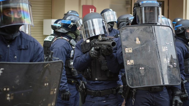 Fransa sokakları yeniden savaş alanına döndü