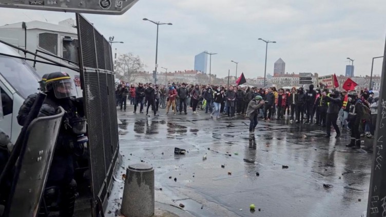 Fransa sokakları yeniden savaş alanına döndü