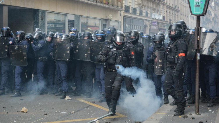 Fransa sokakları yeniden savaş alanına döndü