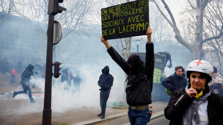 Fransa sokakları yeniden savaş alanına döndü