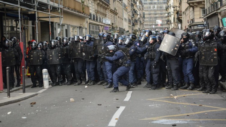 Fransa sokakları yeniden savaş alanına döndü