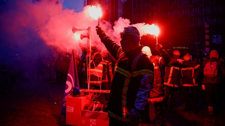 Fransa sokakları yeniden savaş alanına döndü
