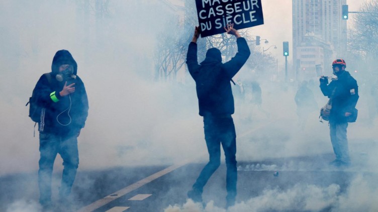 Fransa sokakları yeniden savaş alanına döndü