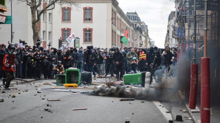 Fransa sokakları yeniden savaş alanına döndü