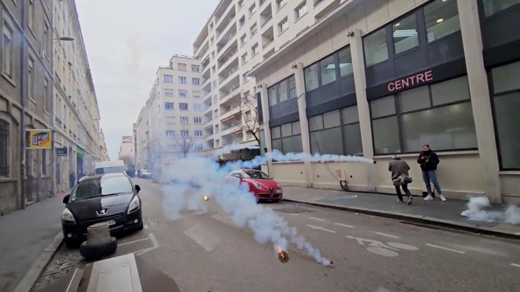 Fransa sokakları yeniden savaş alanına döndü