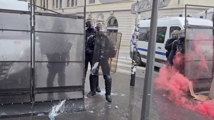 Fransa sokakları yeniden savaş alanına döndü