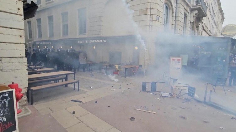 Fransa sokakları yeniden savaş alanına döndü