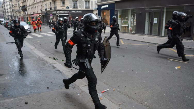 Fransa sokakları yeniden savaş alanına döndü