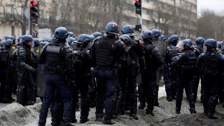 Fransa sokakları yeniden savaş alanına döndü