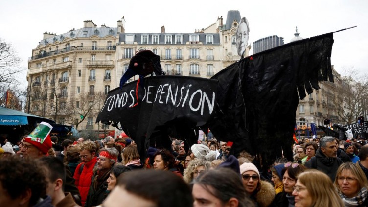 Fransa sokakları yeniden savaş alanına döndü