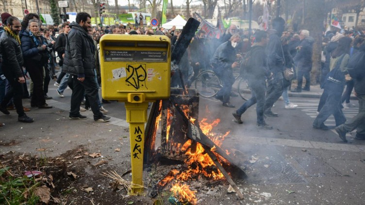 Fransa sokakları yeniden savaş alanına döndü
