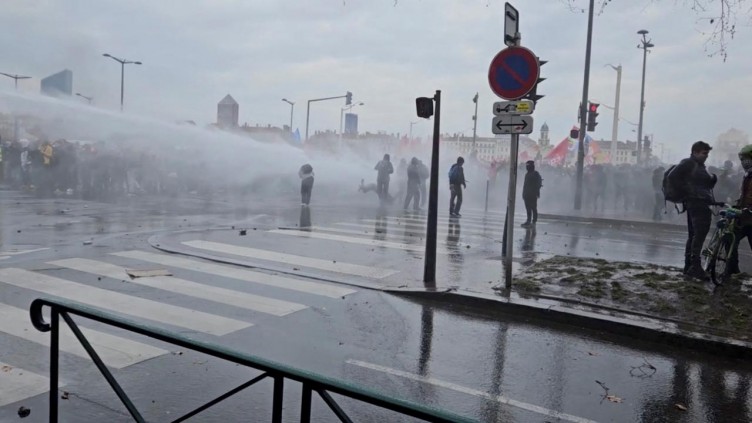 Fransa sokakları yeniden savaş alanına döndü