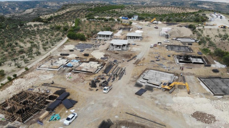 Depremin yıktığı Hatay'da köy evleri yükseliyor