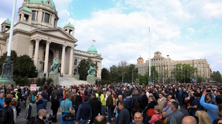 Sırbistan'da halk sokağa indi: Hükümeti protesto etti