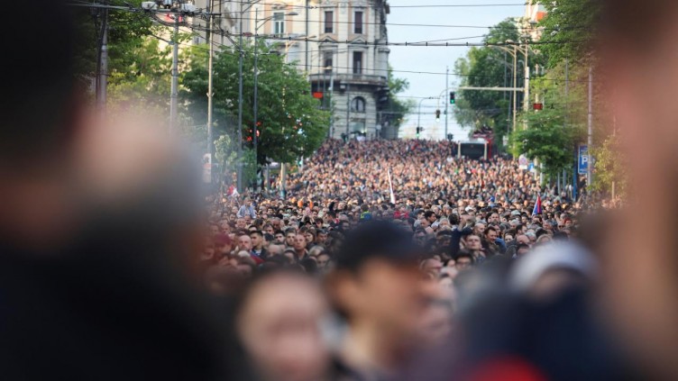 Sırbistan'da halk sokağa indi: Hükümeti protesto etti