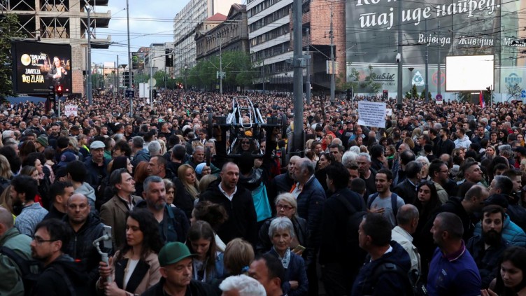 Sırbistan'da halk sokağa indi: Hükümeti protesto etti