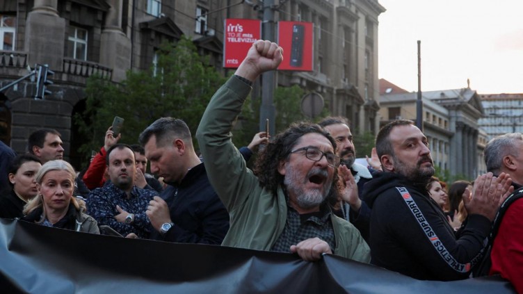 Sırbistan'da halk sokağa indi: Hükümeti protesto etti