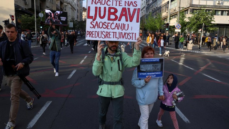 Sırbistan'da halk sokağa indi: Hükümeti protesto etti