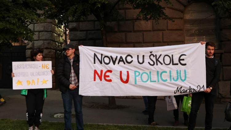 Sırbistan'da halk sokağa indi: Hükümeti protesto etti