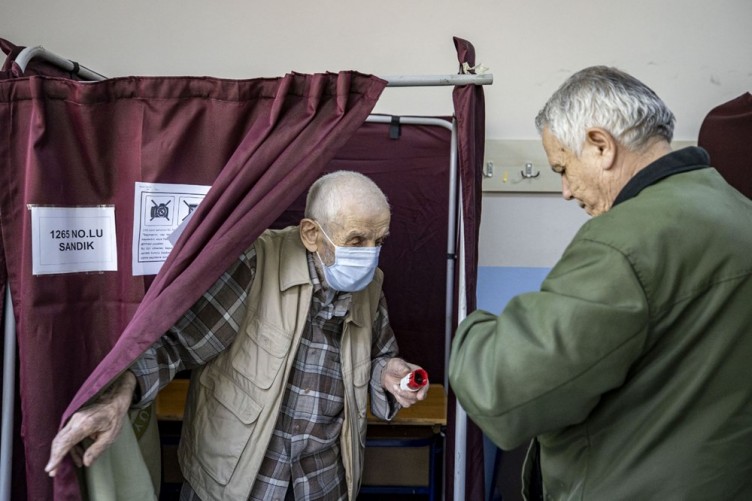 Türkiye sandık başında: Yurttan kareler