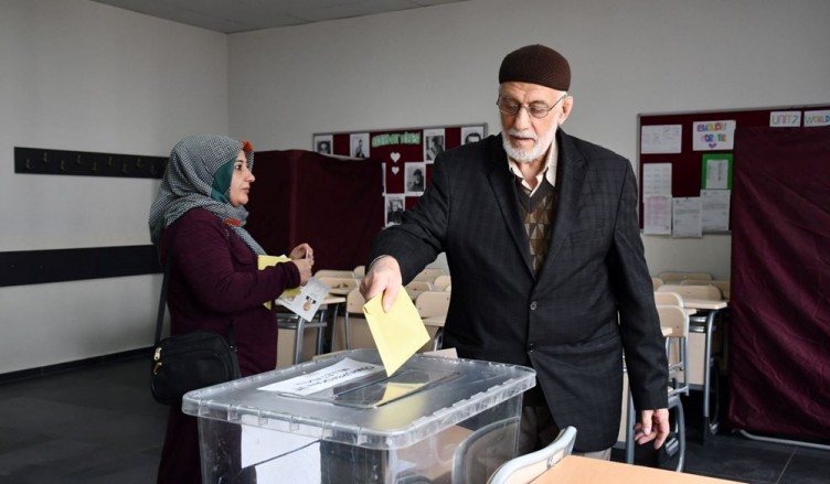 Türkiye sandık başında: Yurttan kareler
