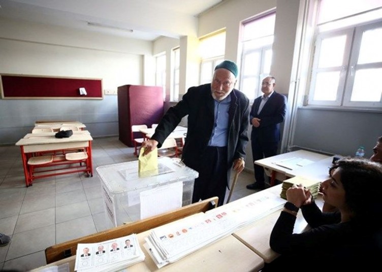 Türkiye sandık başında: Yurttan kareler