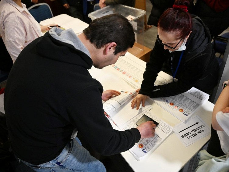 Türkiye sandık başında: Yurttan kareler