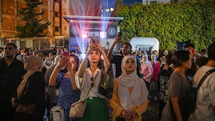 15 Temmuz şehitlerinin fotoğrafları Galata'ya yansıtıldı