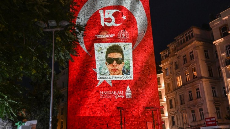 15 Temmuz şehitlerinin fotoğrafları Galata'ya yansıtıldı