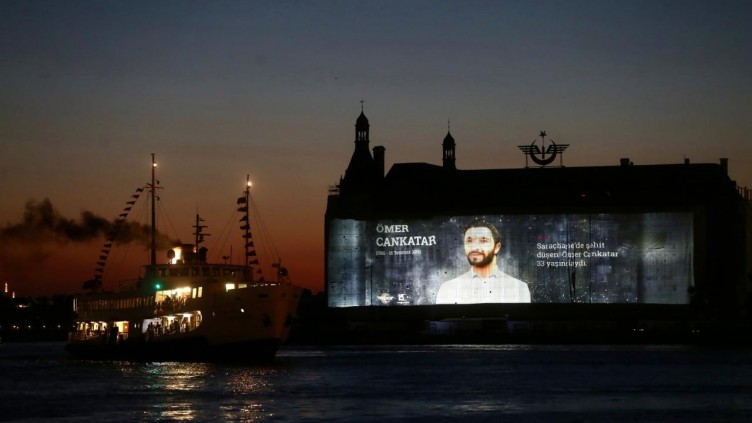 15 Temmuz şehitlerinin fotoğrafları Galata'ya yansıtıldı