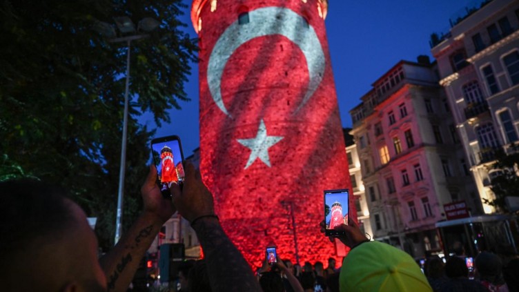15 Temmuz şehitlerinin fotoğrafları Galata'ya yansıtıldı