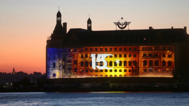 15 Temmuz şehitlerinin fotoğrafları Galata'ya yansıtıldı