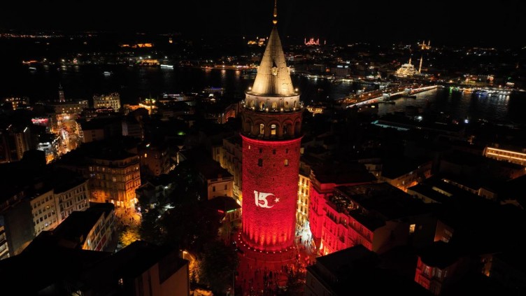 15 Temmuz şehitlerinin fotoğrafları Galata'ya yansıtıldı